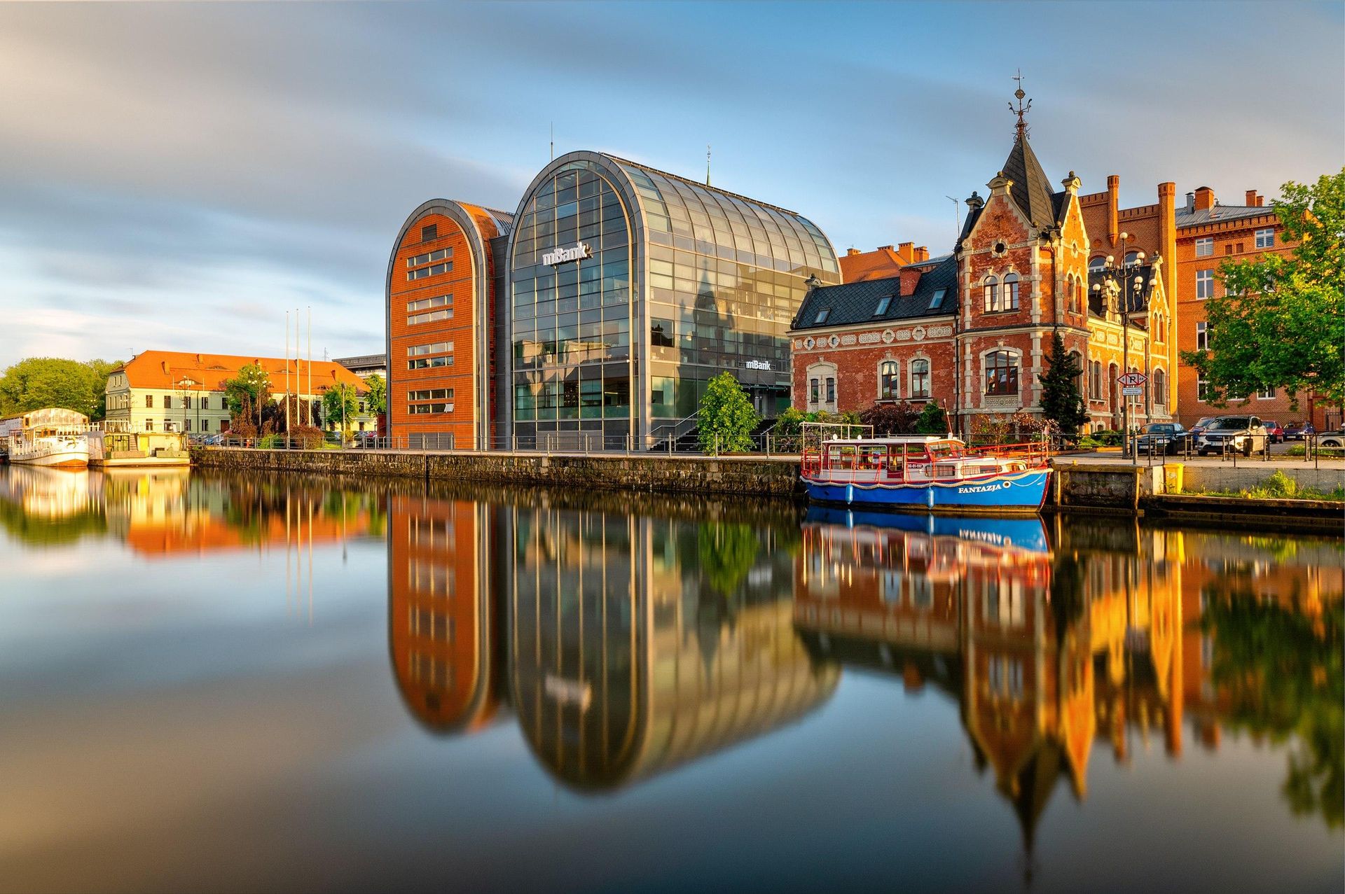 Bydgoszcz. Nowe Spichrze (1996) i pałacyk Lloyda (1886)