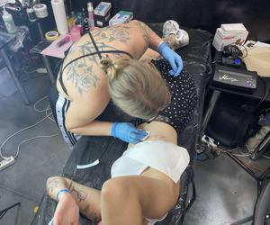 Magda i Zuza z Eski Trójmiasto zrobiły sobie tatuaż na Tattoo Konwencie w Gdańsku