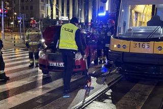 Dramatyczne zderzenie przewozu osób z tramwajem. 17-letnia pasażerka w szpitalu