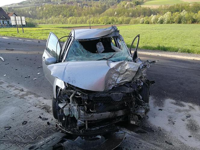 Potworny wypadek w Kasince Małej. Trzy osoby poszkodowane, jedna jest w stanie ciężkim