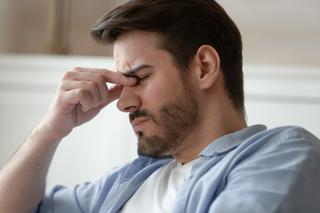 Od kataru po ropień. Jakie są przyczyny bólu nosa?