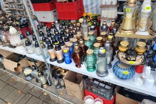 Kupujesz znicze na Wszystkich Świętych? Popularne są serca, złocenia i czerwienie. „Kolorystyka jest oszałamiająca”