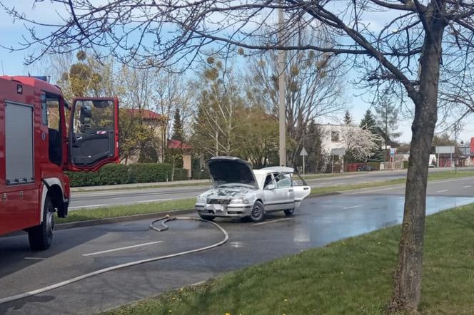 Policjanci z mazowieckiej drogówki uratowali mężczyznę z palącego się auta