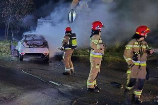 Na DK 63 auto stanęło w płomieniach po zderzeniu z innym samochodem
