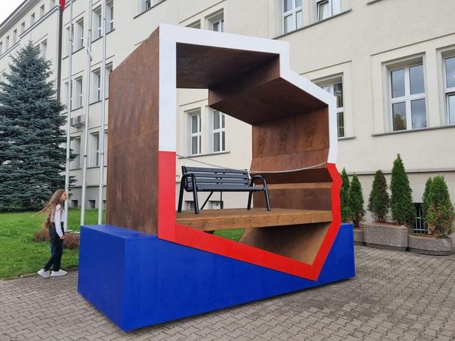 Kontrowersyjna instalacja w centrum Olsztyna