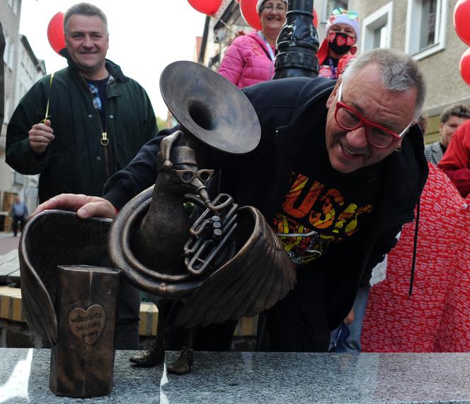 Jerzy Owsiak odłonił w Kołobrzegu figurkę poświęconą WOŚP