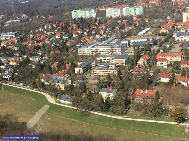 Policyjny śmigłowiec patroluje Wrocław