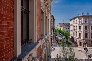 Odnowione mieszkania komunalne w Łodzi. Mieszczą się w trzech zabytkowych kamienicach