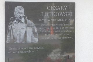 Biała Podlaska. Odsłonięcie tablicy poświęconej ratownikowi medycznemu. 64-latek został śmiertelnie dźgnięty nożem na służbie [ZDJĘCIA]