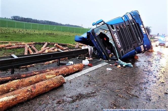 Pijany kierowca tira na A4 przewoził drewno. Ładunek rozsypał się na pobocze [ZDJĘCIA]