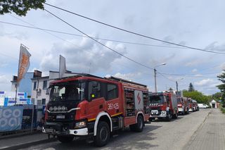 Pożar w składzie budowlanym w Tarnowie. Na miejscu pracuje ponad 40 strażaków