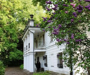 To jeden z najpiękniejszych dworów w Małopolsce. Miejscowi mówią, że widują w nim ducha dawnego właściciela 