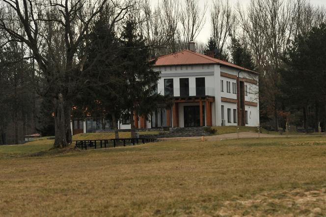 Pałac nad jeziorem czeka na Kaczyńską