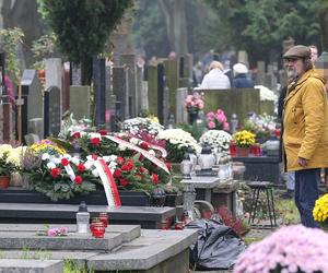 Jarosław Kaczyński odwiedził Powązki. Na cmentarz przyszedł z najbliższymi