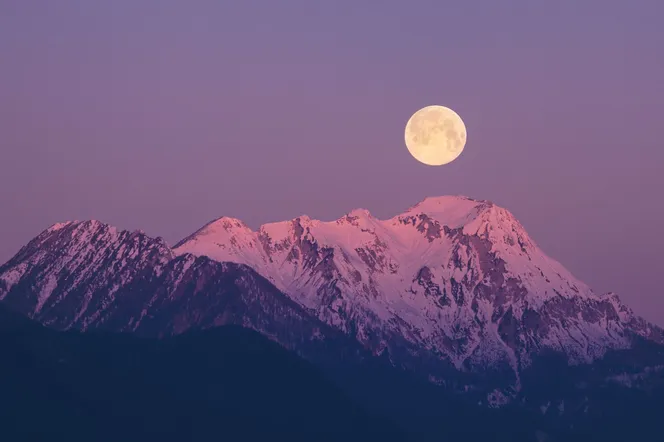 Pełnia Księżyca czerwiec 2023 - kiedy i o której godzinie jest Truskawkowy Księżyc?