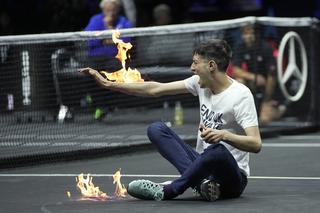 Mężczyzna podpalił się podczas Laver Cup! Przerażające sceny na środku kortu, mrozi krew w żyłach