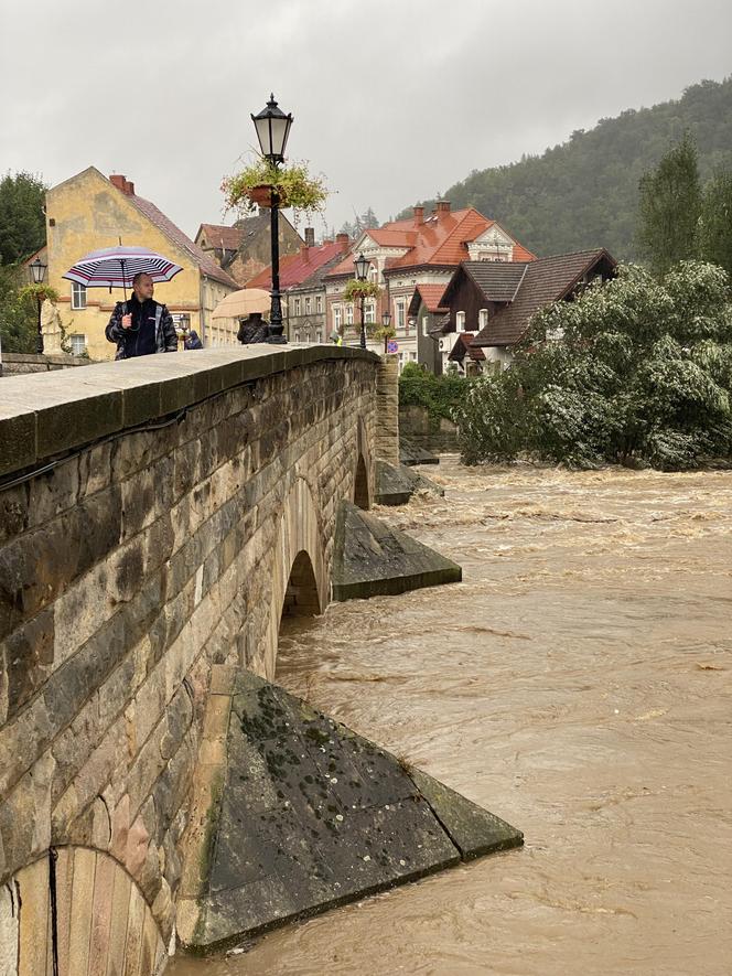 Bardo zatopione. Ulice toną, nie ma prądu, są problemy z siecią