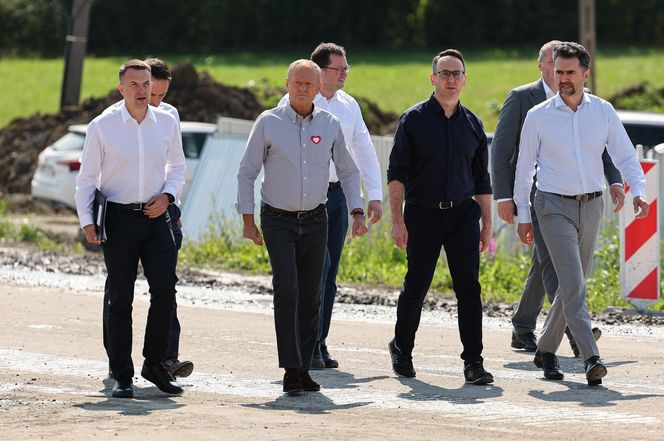 Donald Tusk w Męcinie. Premier odwiedził budowę największego tunelu kolejowego w Polsce