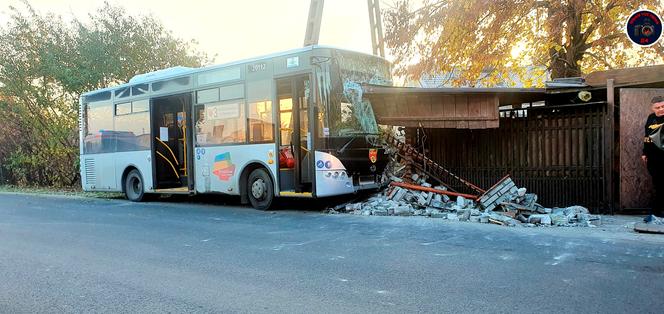 Autobus wjechał w posesję