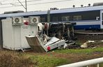 Zderzenie pociągu z ciężarówką. Skład PKP Intercity się wykoleił. Trwa akcja ratunkowa