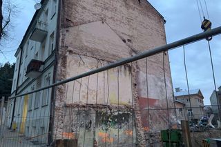 Kolejna katastrofa budowlana w Lublinie? Mieszkańcy kamienicy przy ul. Farbiarskiej w nocy zaczęli ratować swój dobytek. Zdjęcia