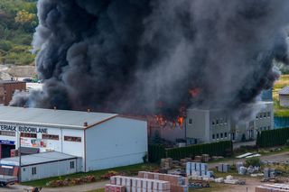 Potężny pożar w Tarnowie. Płonie hurtownia zniczy, na miejscu ponad 25 zastępów straży!