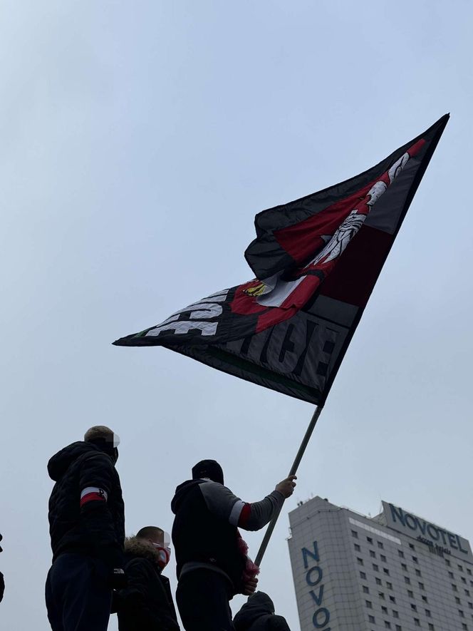 Uczestnicy Marszu Niepodległości weszli na przystanek autobusowy