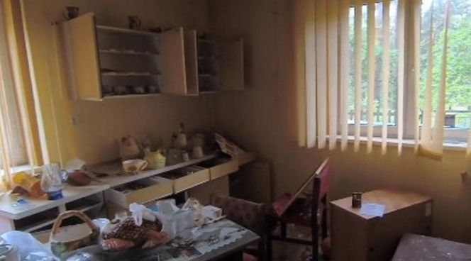 Celestynów. Nastolatkowie zdemolowali cudzy dom. Wyrzucili nawet telewizor przez okno [ZDJĘCIA]