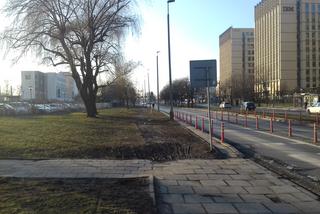 Kraków: Z chodnika prosto w... błoto. Urzędnicy nie potrafią rozwiązać problemu