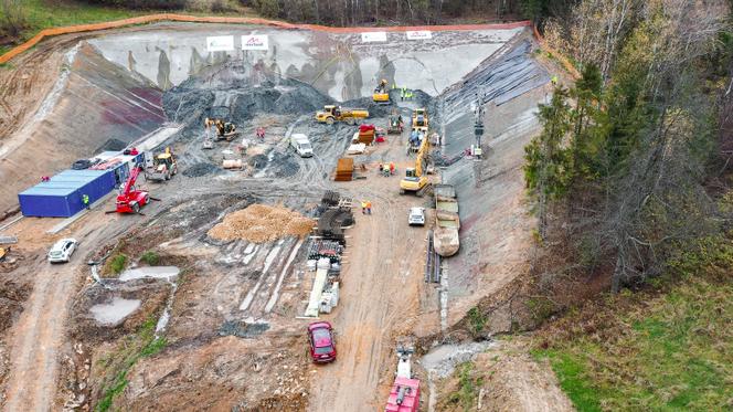 Tak wygląda budowa tunelu na S1 w Beskidach. Wykują go bez użycia maszyn [ZDJĘCIA]
