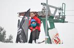 Piotr Kraśko z synem na nartach