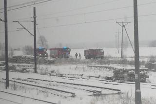 Pociąg relacji Warszawa-Zakopane utonął w polu. Błyskawiczna akcja. Pomogli strażacy