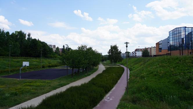 Lublin. „Filary porośnięte bluszczem” i nie tylko. Park Jana Pawła II w lipcowej odsłonie