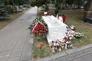 Tak wygląda grób Kornela Morawieckiego w 6. rocznicę śmierci. Pojawił się nietypowy wieniec