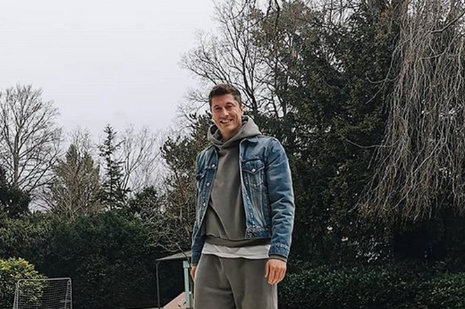 Robert Lewandowski na spacerze