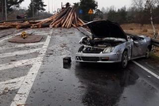 Groźny wypadek na DK 11 niedaleko Środy Wielkopolskiej. Drewno wypadło na jezdnię i zmiażdżyło auta 