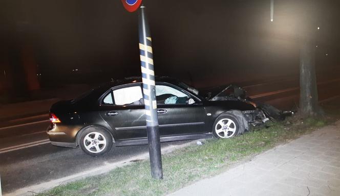 Łódź: uciekając przed policją uderzyła w drzewo. Kobieta była pijana i... poszukiwana