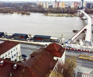 Niedoróbki na kładce pieszo-rowerowej w Warszawie