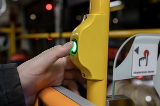 Nastolatki uratowały seniorce życie. Kierowca autobusu nie zauważył, że nie zdążyła wysiąść