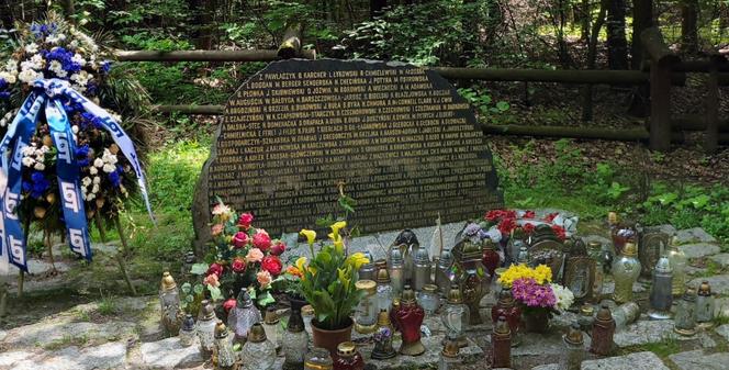 Pomnik ofiar katastrofy w lesie kabackim