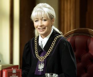 Pamiętacie sędzię Annę Marię Wesołowską? Tak dziś wygląda gwiazda telewizji. Aż trudno uwierzyć, że ma 71 lat!