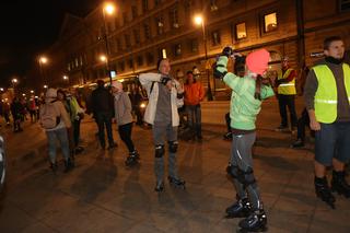 Nightskating. Warszawiacy przejechali stolicę na rolkach [Zdjęcia]