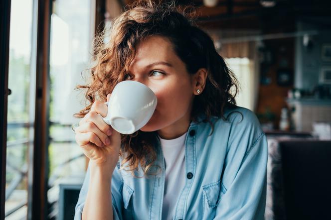 Kawa i herbata mogą sprzyjać wypadaniu włosów? Lekarz ostrzega