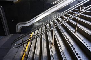 Uszkodzona poręcz metro Centrum Nauki Kopernik