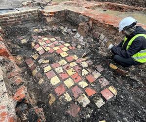Odkopali powojenną posadzkę. „Badają ją archeolodzy”. To kolejne ślady Warszawy, której już nie ma