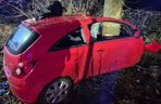 Huknął oplem w drzewo, pień przepołowił auto. Tragedia w Nowym Dworze Mazowieckim