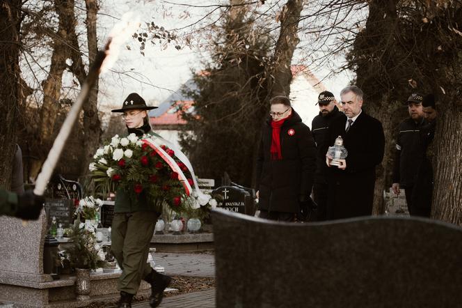 Złożenie kwiatów na grobie Józefa Dowbora Muśnickiego w Lusowie