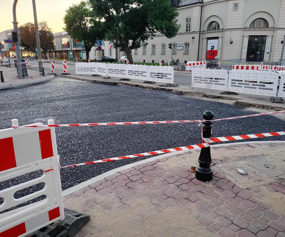 Na ul. Armii Krajowej powstaje już nowa nawierzchnia. Jej skrzyżowanie z ulicami Wojskową i Piłsudskiego zostanie zamknięte na kilka dni.