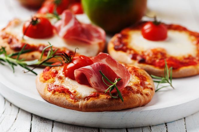Pizzerinki w 15 minut bez drożdży i wyrabiania? To nie żart! Wystarczy ten jeden prosty trik