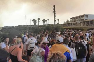 Uciekli przed ogniem, spali na trawnikach. Koszmar turystów z Polski na Rodos